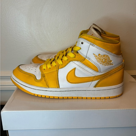 Nike Air Jordan 1 Mid White University Gold Yellow Size Women’s 8.5 New Laces - Picture 5 of 16